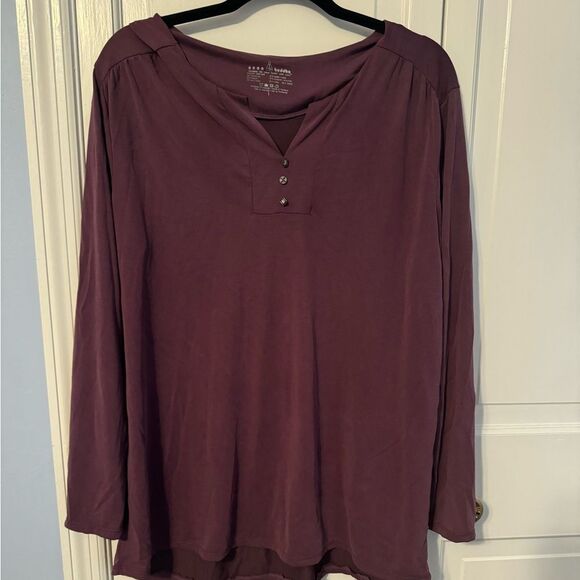 Soft lightweight VNeck Long Sleeve Shirt. L. Never worn. Maroon.3‎ buttons. - Picture 1 of 12